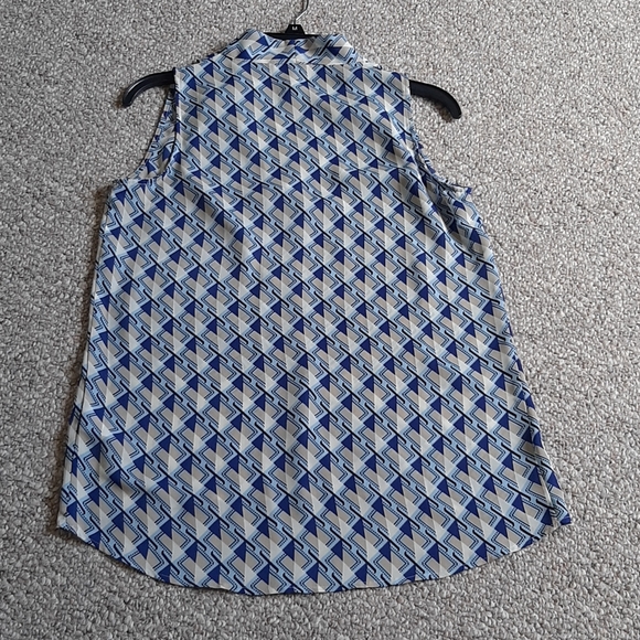 Sleeveless V-neck Blouse - Picture 3 of 6